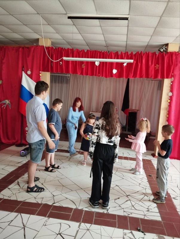 В Любовке прошла музыкально-развлекательная программа "Улыбок детских негасимый свет" В Любовке прошла музыкально-развлекательная программа "Улыбок детских негасимый свет"