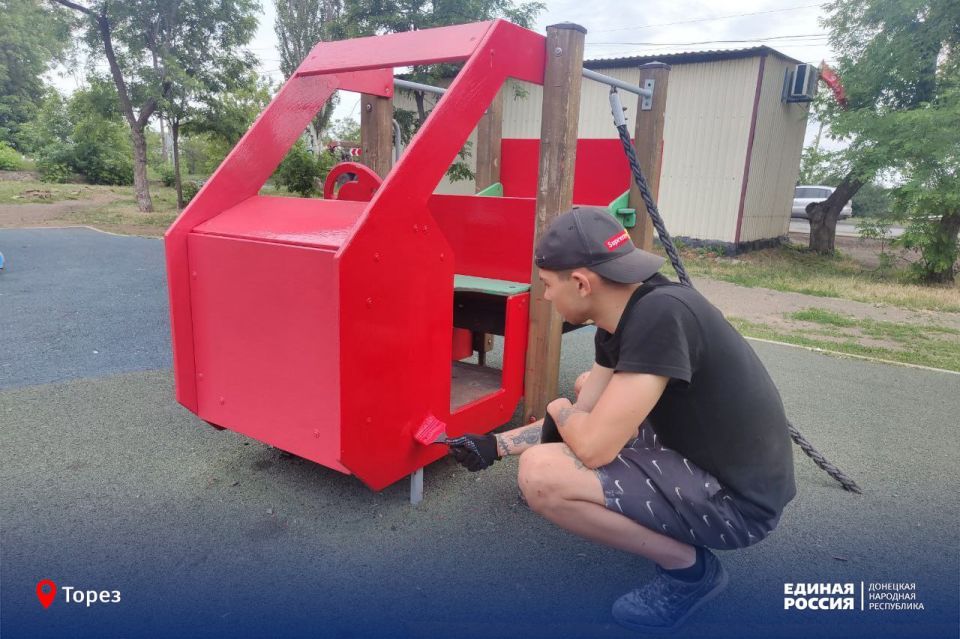 Единороссы вернули детской площадке яркие краски Единороссы вернули детской площадке яркие краски