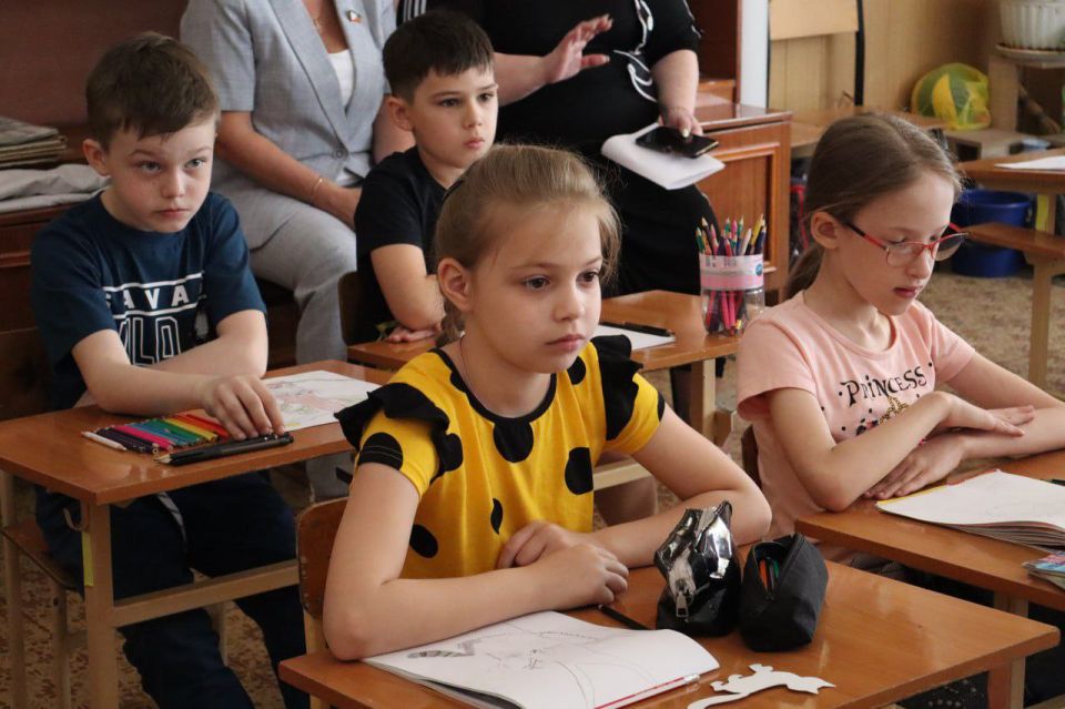 Валентина Харлашка: 4 июня посетила мастер-класс «Мир глазами художника» в пришкольном лагере "Улыбка", организованный в рамках проекта Единой России «Мир возможности» в школе № 7 г.о. Макеевка Валентина Харлашка: 4 июня посетила мастер-класс «Мир глазами художника» в пришкольном лагере "Улыбка", организованный в рамках проекта Единой России «Мир возможности» в школе № 7 г.о. Макеевка