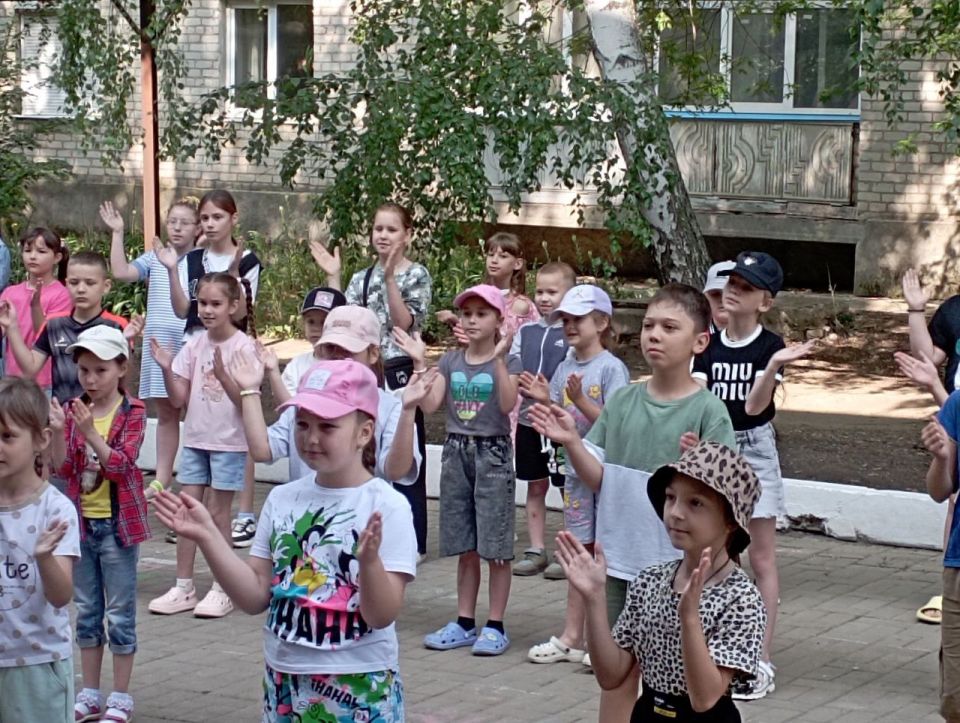 Наталья Великодная: В рамках акции "Месячник спорта" утро в Тельмановском пришкольном лагере "Чайка" начинается с традиционной музыкальной зарядки Наталья Великодная: В рамках акции "Месячник спорта" утро в Тельмановском пришкольном лагере "Чайка" начинается с традиционной музыкальной зарядки