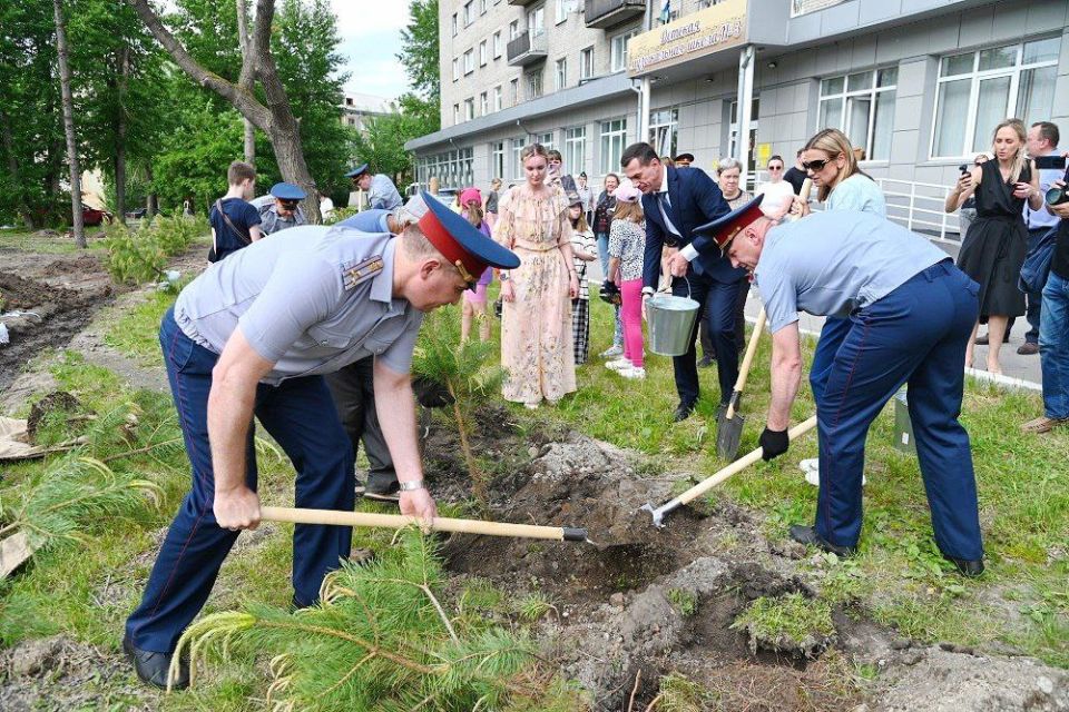 В год 80-летия Победы в Великой Отечественной войне в Новосибирске сотрудники УИС высадили саженцы деревьев В год 80-летия Победы в Великой Отечественной войне в Новосибирске сотрудники УИС высадили саженцы деревьев