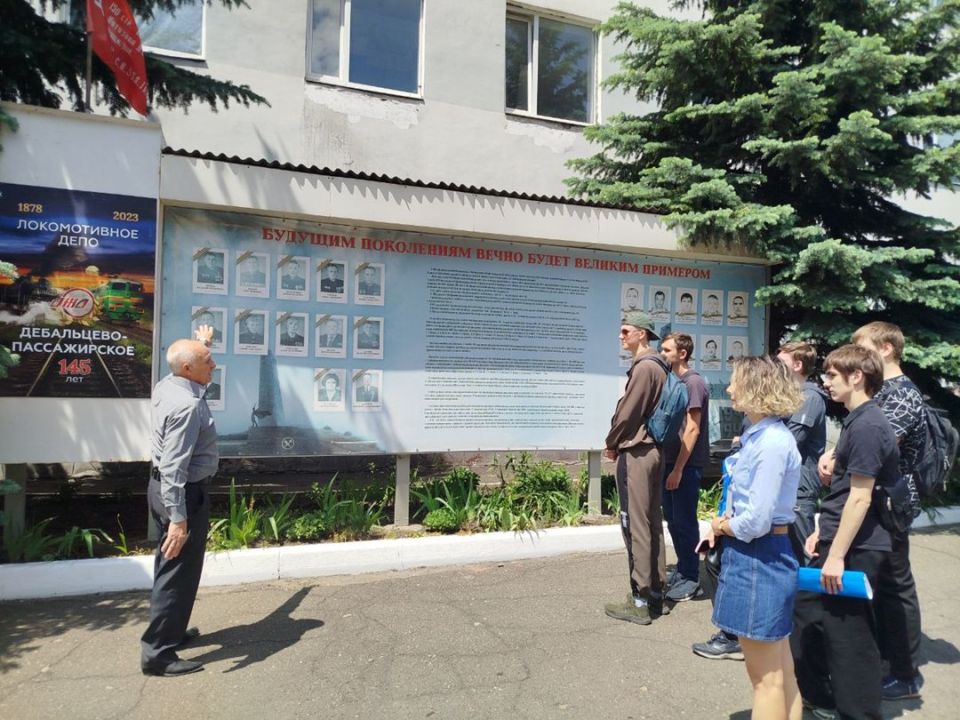 В локомотивном депо Дебальцево-пассажирское 2 июня 2025 года провели экскурсию для студентов 2 курса Дебальцевского колледжа транспортной инфраструктуры В локомотивном депо Дебальцево-пассажирское 2 июня 2025 года провели экскурсию для студентов 2 курса Дебальцевского колледжа транспортной инфраструктуры