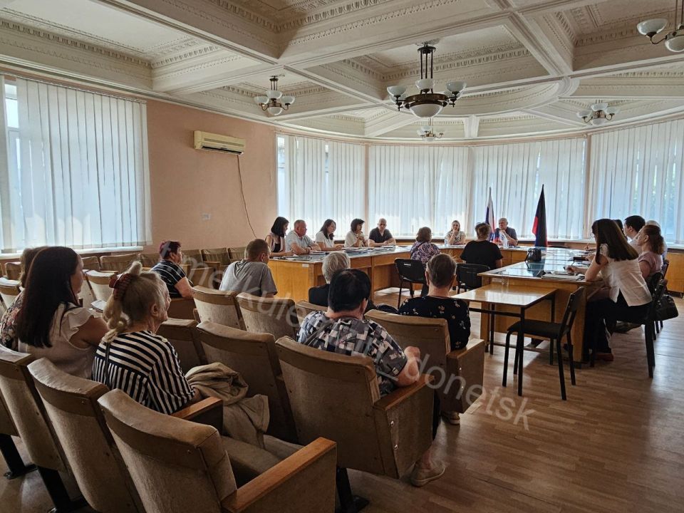 Сегодня советник главы администрации городского округа Донецк Николай Волков провёл приём граждан в общественной приёмной Донецкого городского местного отделения партии «Единая Россия» Сегодня советник главы администрации городского округа Донецк Николай Волков провёл приём граждан в общественной приёмной Донецкого городского местного отделения партии «Единая Россия»