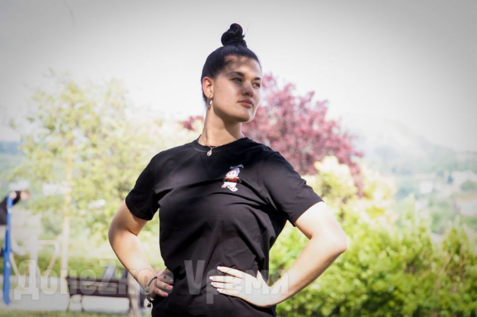 Для молодых и не очень: в Донецке регулярно проводят бесплатные занятия по пилатесу