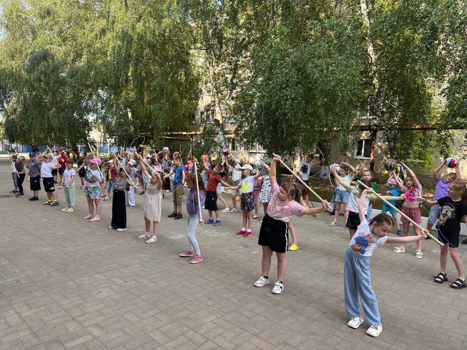 Наталья Великодная: В рамках акции "Месячник спорта" утро в Тельмановском пришкольном лагере "Чайка" начинается с традиционной музыкальной зарядки Наталья Великодная: В рамках акции "Месячник спорта" утро в Тельмановском пришкольном лагере "Чайка" начинается с традиционной музыкальной зарядки