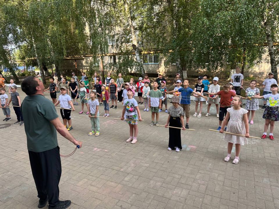 Наталья Великодная: В рамках акции "Месячник спорта" утро в Тельмановском пришкольном лагере "Чайка" начинается с традиционной музыкальной зарядки Наталья Великодная: В рамках акции "Месячник спорта" утро в Тельмановском пришкольном лагере "Чайка" начинается с традиционной музыкальной зарядки