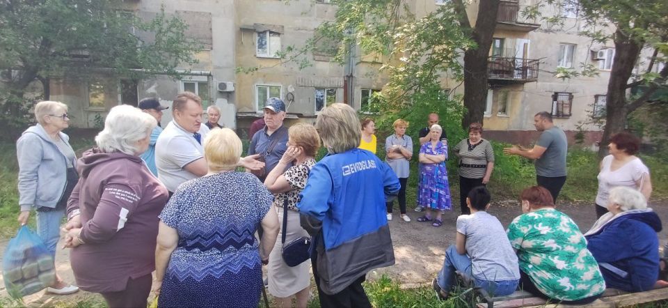 Валентин Левченко: Провел встречу с жителями многоэтажных домов №15 и №17 по ул. Новороссийской Валентин Левченко: Провел встречу с жителями многоэтажных домов №15 и №17 по ул. Новороссийской