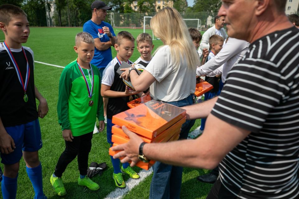 Олег Моргун: С профильным заместителем Викторией Калачевой вручили награды юным футболистам спортшколы «Олимпия» – победителям юношеского турнира «Путь домой» Олег Моргун: С профильным заместителем Викторией Калачевой вручили награды юным футболистам спортшколы «Олимпия» – победителям юношеского турнира «Путь домой»