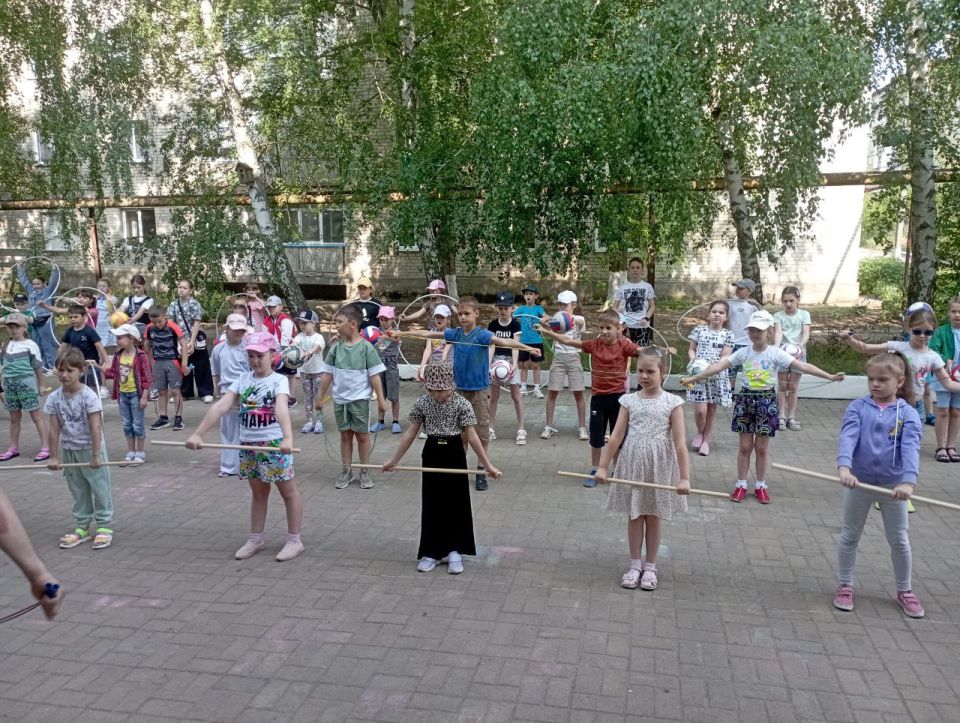 Наталья Великодная: В рамках акции "Месячник спорта" утро в Тельмановском пришкольном лагере "Чайка" начинается с традиционной музыкальной зарядки Наталья Великодная: В рамках акции "Месячник спорта" утро в Тельмановском пришкольном лагере "Чайка" начинается с традиционной музыкальной зарядки