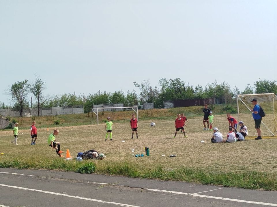 Сегодня 5 июня 2025 г. в рамках программы "Месячник спорта" на городском стадионе прошло открытое первенство города Харцызска по футболу, посвященное Дню защиты детей Сегодня 5 июня 2025 г. в рамках программы "Месячник спорта" на городском стадионе прошло открытое первенство города Харцызска по футболу, посвященное Дню защиты детей