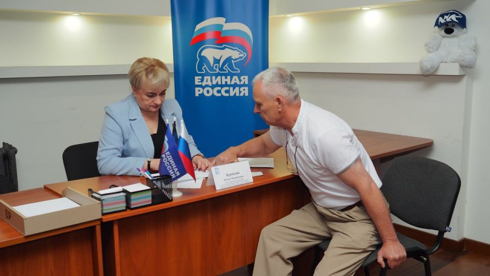 Плечом к плечу с людьми. В региональной общественной приёмной Единой России прошёл приём депутата Народного Совета ДНР Юлии Крюковой Плечом к плечу с людьми. В региональной общественной приёмной Единой России прошёл приём депутата Народного Совета ДНР Юлии Крюковой