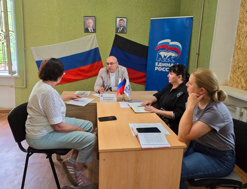 Сергей Желновач: Сегодня, в общественной приемной Всероссийской политической партии «Единая Россия» в городе Светлодарск первый заместитель главы администрации городского округа Дебальцево Максим Вельма провел прием граждан Сергей Желновач: Сегодня, в общественной приемной Всероссийской политической партии «Единая Россия» в городе Светлодарск первый заместитель главы администрации городского округа Дебальцево Максим Вельма провел прием граждан