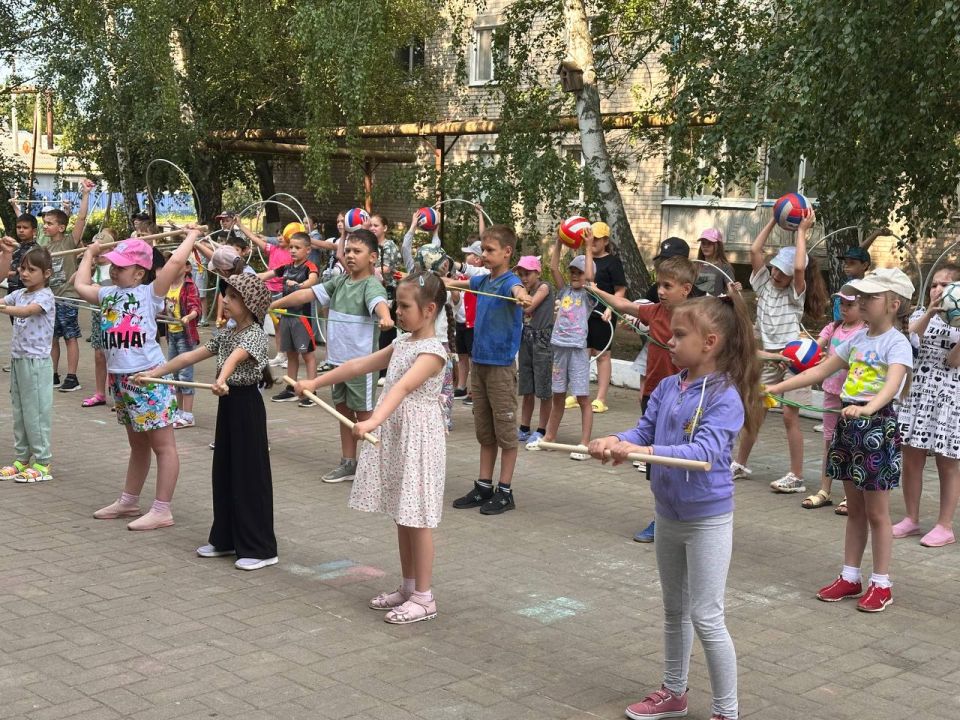 Наталья Великодная: В рамках акции "Месячник спорта" утро в Тельмановском пришкольном лагере "Чайка" начинается с традиционной музыкальной зарядки Наталья Великодная: В рамках акции "Месячник спорта" утро в Тельмановском пришкольном лагере "Чайка" начинается с традиционной музыкальной зарядки