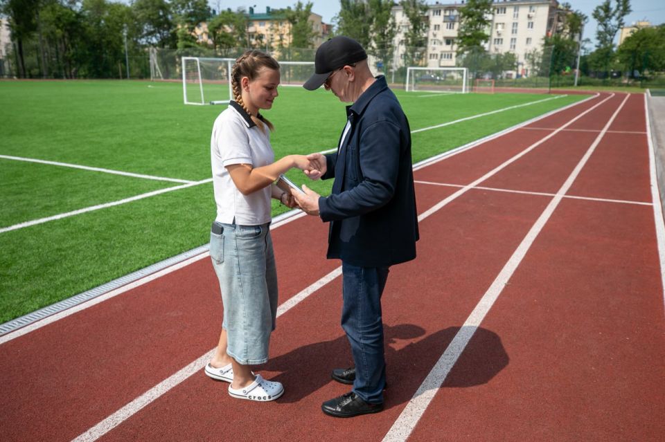 Олег Моргун: С профильным заместителем Викторией Калачевой вручили награды юным футболистам спортшколы «Олимпия» – победителям юношеского турнира «Путь домой» Олег Моргун: С профильным заместителем Викторией Калачевой вручили награды юным футболистам спортшколы «Олимпия» – победителям юношеского турнира «Путь домой»