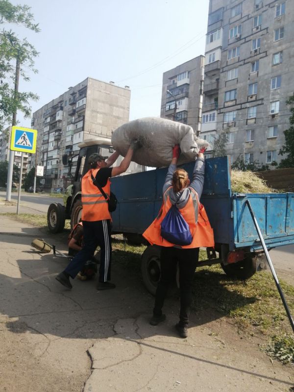 Коммунальщики Снежного продолжают благоустраивать территории общего пользования Коммунальщики Снежного продолжают благоустраивать территории общего пользования