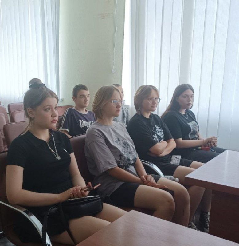 Сегодня в Администрации Володарского муниципального округа сектор молодежной политики провел важную беседу с молодежью на тему противодействия терроризму Сегодня в Администрации Володарского муниципального округа сектор молодежной политики провел важную беседу с молодежью на тему противодействия терроризму