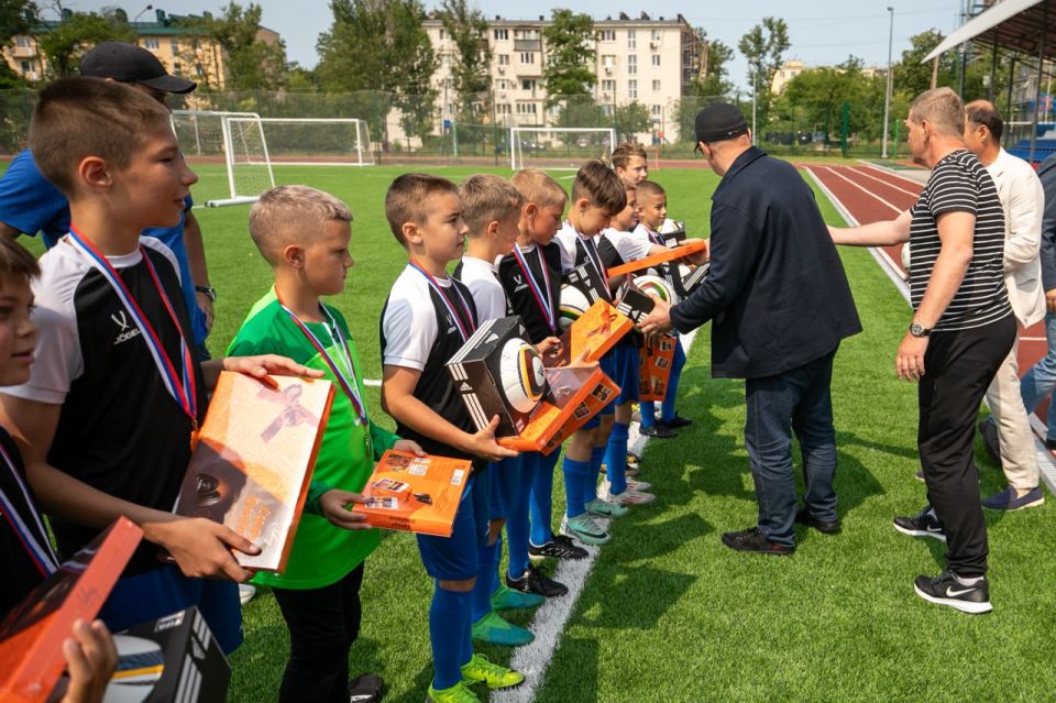 Олег Моргун: С профильным заместителем Викторией Калачевой вручили награды юным футболистам спортшколы «Олимпия» – победителям юношеского турнира «Путь домой» Олег Моргун: С профильным заместителем Викторией Калачевой вручили награды юным футболистам спортшколы «Олимпия» – победителям юношеского турнира «Путь домой»