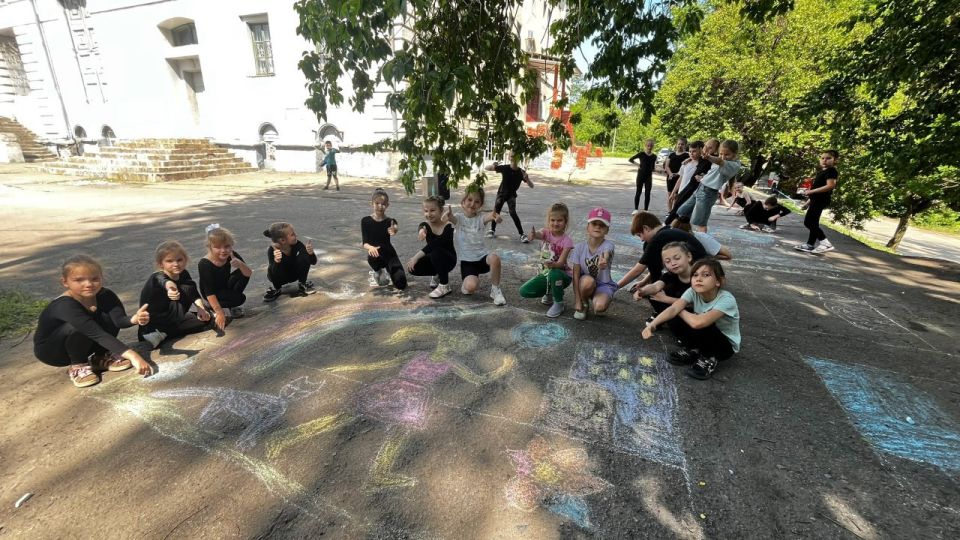 Юрий Будрин: Сегодня, в Кировском районе города Донецка во Дворце культуры им. И.Франко прошло мероприятие "Я рисую Мир" Юрий Будрин: Сегодня, в Кировском районе города Донецка во Дворце культуры им. И.Франко прошло мероприятие "Я рисую Мир"