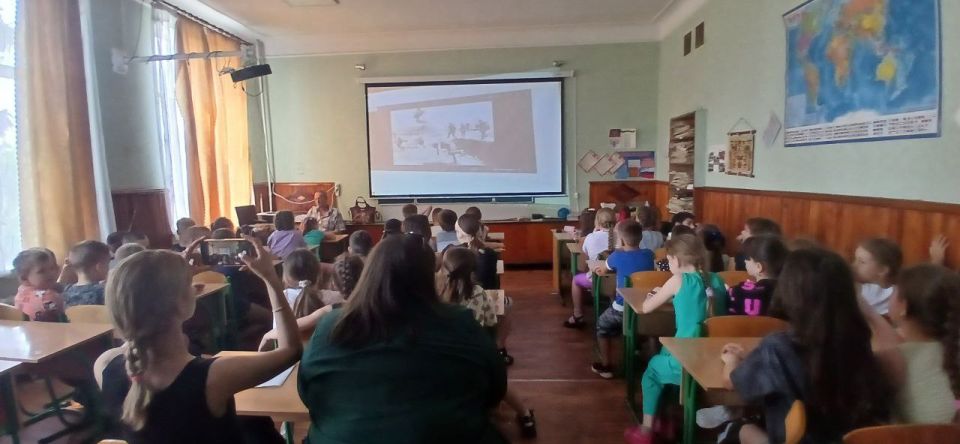 Сегодня, 5 июня для ребят пионерского лагеря на базе ГБОУ "СШ № 5" научные сотрудники Музея истории города Харцызска провели видеолекторий «Спасибо деду за Победу», посвященный 80 - летию победы советского народа над...