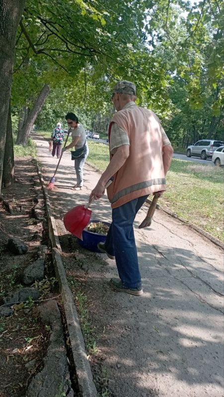 Василий Ткачук: Сегодня, 5 июня, в рамках проекта «Городская среда», реализуемого Всероссийской Политической Партией «Единая Россия» и традиционной экологической акции "Чистый четверг", сотрудники МУП АГД "Управляющая... Василий Ткачук: Сегодня, 5 июня, в рамках проекта «Городская среда», реализуемого Всероссийской Политической Партией «Единая Россия» и традиционной экологической акции "Чистый четверг", сотрудники МУП АГД "Управляющая...