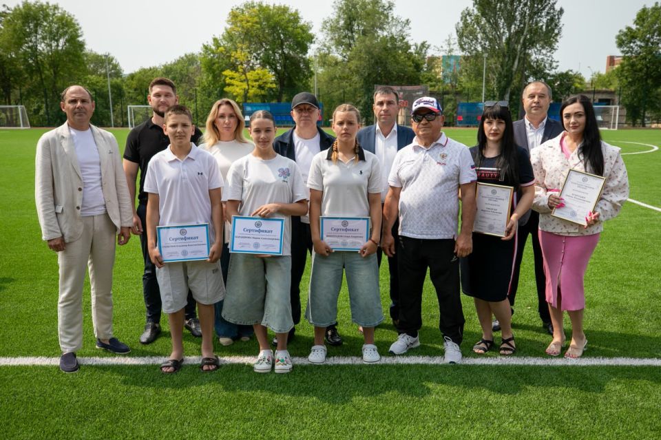 Олег Моргун: С профильным заместителем Викторией Калачевой вручили награды юным футболистам спортшколы «Олимпия» – победителям юношеского турнира «Путь домой» Олег Моргун: С профильным заместителем Викторией Калачевой вручили награды юным футболистам спортшколы «Олимпия» – победителям юношеского турнира «Путь домой»