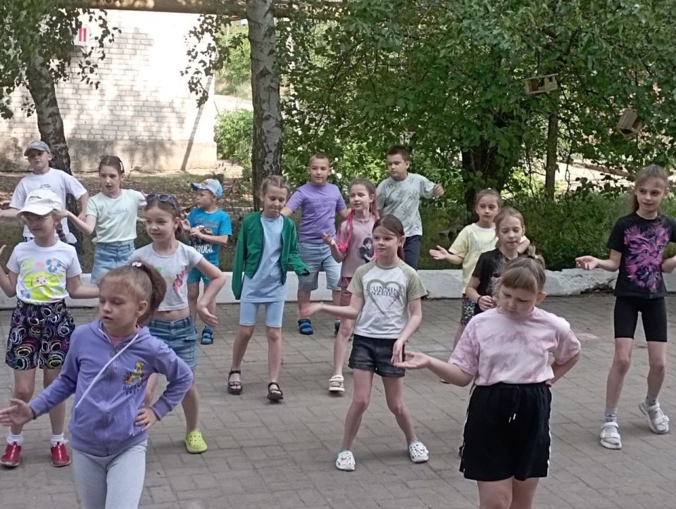 Наталья Великодная: В рамках акции "Месячник спорта" утро в Тельмановском пришкольном лагере "Чайка" начинается с традиционной музыкальной зарядки Наталья Великодная: В рамках акции "Месячник спорта" утро в Тельмановском пришкольном лагере "Чайка" начинается с традиционной музыкальной зарядки