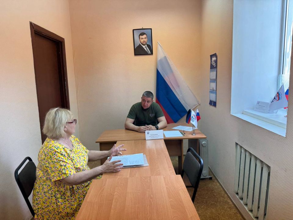 4 июня депутат Народного совета ДНР первого созыва Александр Камышов провёл приём граждан в Общественной приемной Председателя ВПП «ЕДИНАЯ РОССИЯ» Медведева Д.А. Червоногвардейского района города Макеевки