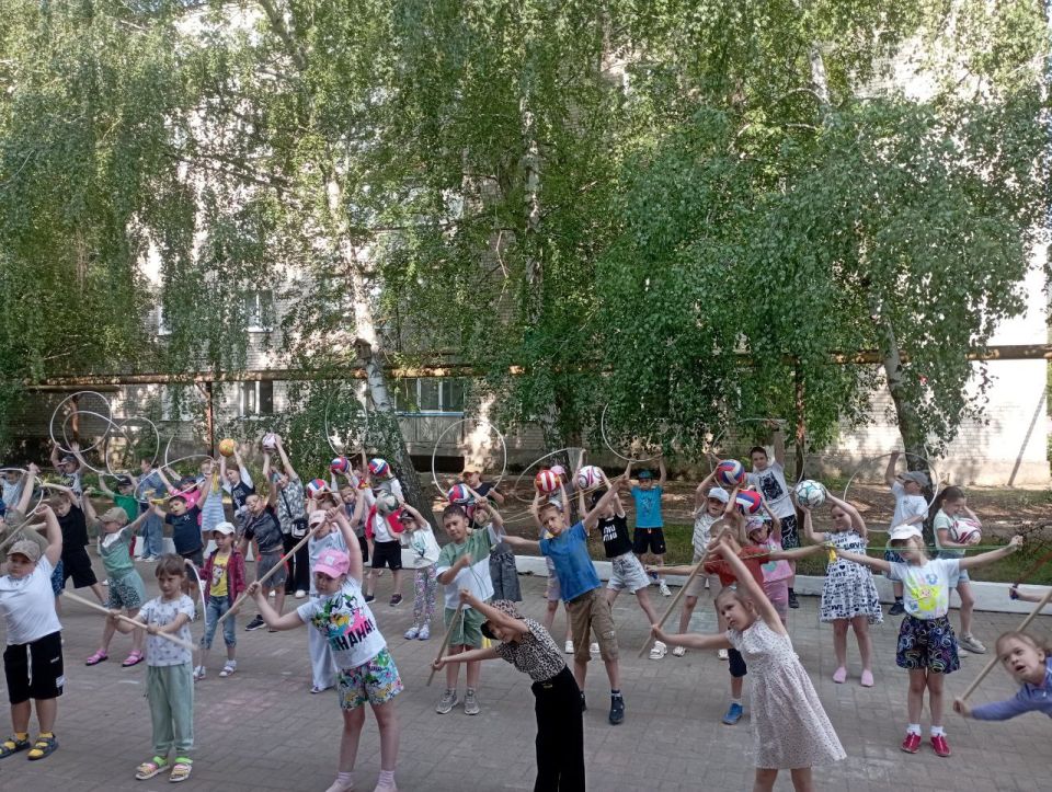 Наталья Великодная: В рамках акции "Месячник спорта" утро в Тельмановском пришкольном лагере "Чайка" начинается с традиционной музыкальной зарядки Наталья Великодная: В рамках акции "Месячник спорта" утро в Тельмановском пришкольном лагере "Чайка" начинается с традиционной музыкальной зарядки