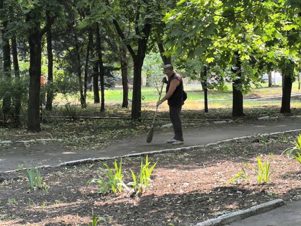 МУП администрации города Тореза "Благоустройство" продолжает выполнять работы по уборке территорий и памятников, сбора ТКО, установке автобусных павильонов на территории городского округа Торез МУП администрации города Тореза "Благоустройство" продолжает выполнять работы по уборке территорий и памятников, сбора ТКО, установке автобусных павильонов на территории городского округа Торез