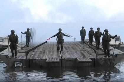 Бойцы ВС РФ развернули понтонную переправу на Южно-Донецком направлении