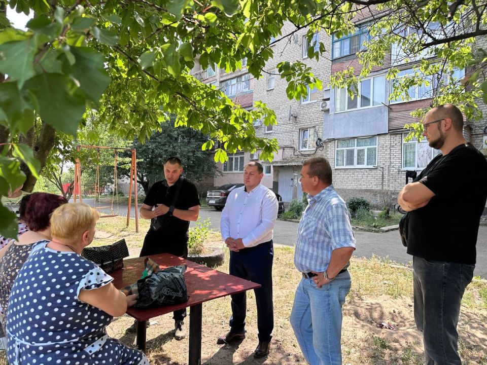 Сход граждан. Сегодня, 5 июня, заместитель главы администрации городского округа Иловайск Кузнецов Александр Васильевич провел встречу с населением на подведомственной территории администрации городского округа Иловайск, где... Сход граждан. Сегодня, 5 июня, заместитель главы администрации городского округа Иловайск Кузнецов Александр Васильевич провел встречу с населением на подведомственной территории администрации городского округа Иловайск, где...