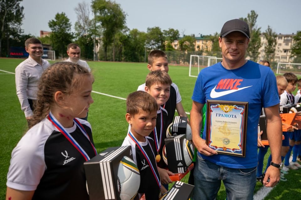 Олег Моргун: С профильным заместителем Викторией Калачевой вручили награды юным футболистам спортшколы «Олимпия» – победителям юношеского турнира «Путь домой» Олег Моргун: С профильным заместителем Викторией Калачевой вручили награды юным футболистам спортшколы «Олимпия» – победителям юношеского турнира «Путь домой»