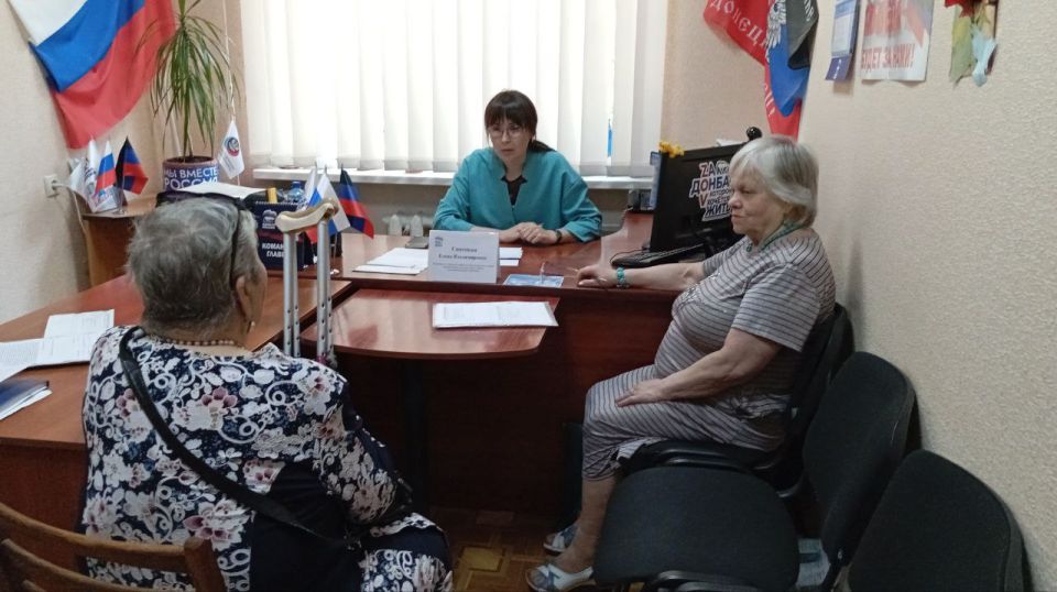 Сегодня, 5 июня, провела приём граждан в общественной приёмной Всероссийской политической партии «Единая Россия» Калининского внутригородского района города Донецка Сегодня, 5 июня, провела приём граждан в общественной приёмной Всероссийской политической партии «Единая Россия» Калининского внутригородского района города Донецка