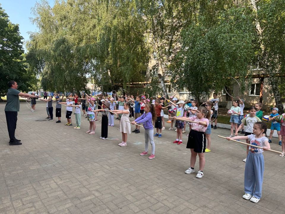 Наталья Великодная: В рамках акции "Месячник спорта" утро в Тельмановском пришкольном лагере "Чайка" начинается с традиционной музыкальной зарядки Наталья Великодная: В рамках акции "Месячник спорта" утро в Тельмановском пришкольном лагере "Чайка" начинается с традиционной музыкальной зарядки