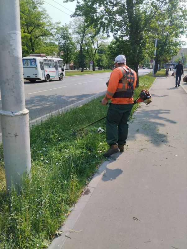 Василий Ткачук: Сегодня, 5 июня, в рамках проекта «Городская среда», реализуемого Всероссийской Политической Партией «Единая Россия» и традиционной экологической акции "Чистый четверг", сотрудники МУП АГД "Управляющая... Василий Ткачук: Сегодня, 5 июня, в рамках проекта «Городская среда», реализуемого Всероссийской Политической Партией «Единая Россия» и традиционной экологической акции "Чистый четверг", сотрудники МУП АГД "Управляющая...