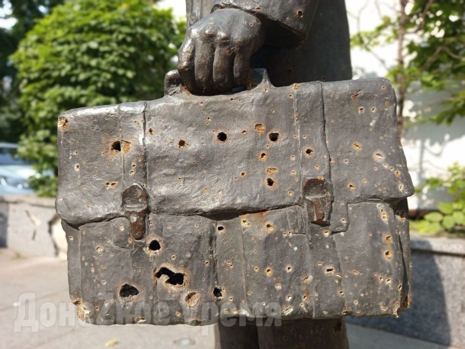 Берегись автомобиля и снарядов: на памятнике Юрию Деточкину в Донецке посекло осколками портфель Берегись автомобиля и снарядов: на памятнике Юрию Деточкину в Донецке посекло осколками портфель
