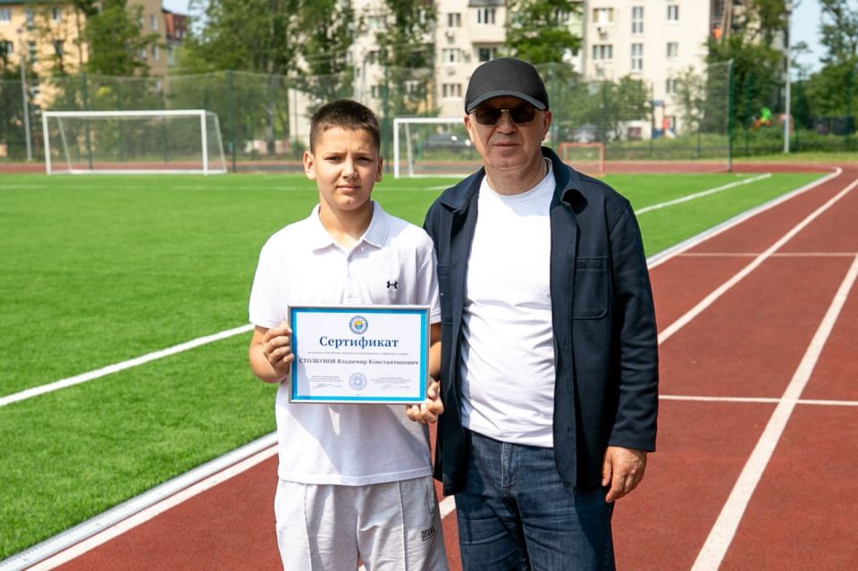 Олег Моргун: С профильным заместителем Викторией Калачевой вручили награды юным футболистам спортшколы «Олимпия» – победителям юношеского турнира «Путь домой» Олег Моргун: С профильным заместителем Викторией Калачевой вручили награды юным футболистам спортшколы «Олимпия» – победителям юношеского турнира «Путь домой»