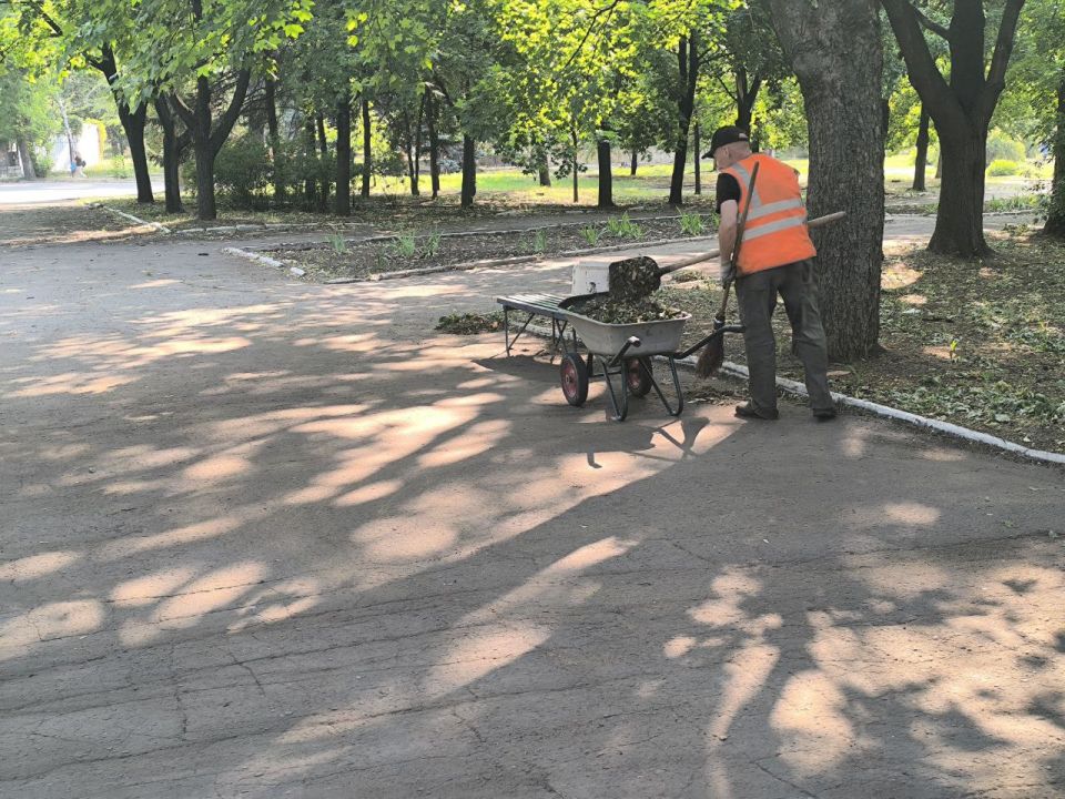 МУП администрации города Тореза "Благоустройство" продолжает выполнять работы по уборке территорий и памятников, сбора ТКО, установке автобусных павильонов на территории городского округа Торез МУП администрации города Тореза "Благоустройство" продолжает выполнять работы по уборке территорий и памятников, сбора ТКО, установке автобусных павильонов на территории городского округа Торез