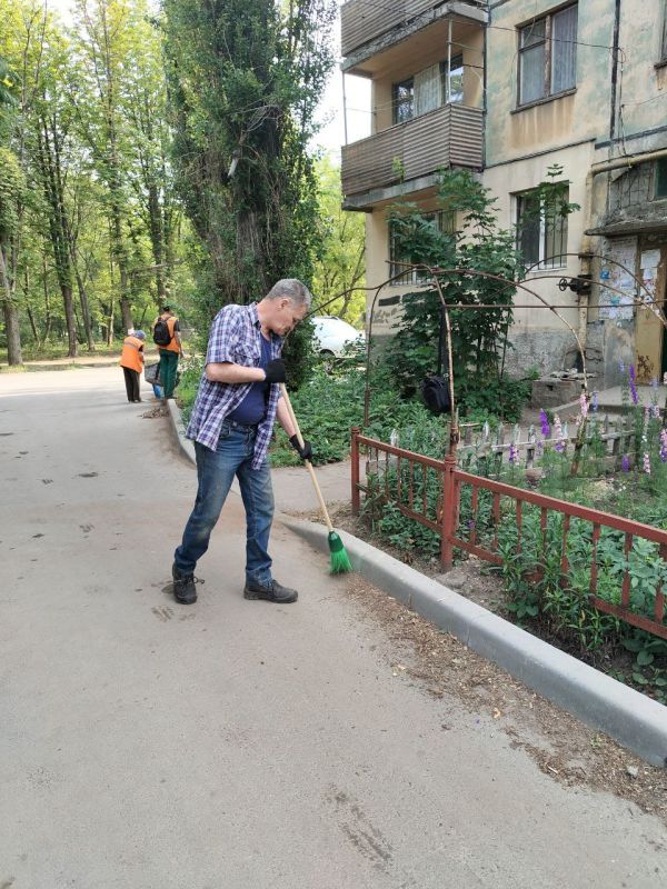 Василий Ткачук: Сегодня, 5 июня, в рамках проекта «Городская среда», реализуемого Всероссийской Политической Партией «Единая Россия» и традиционной экологической акции "Чистый четверг", сотрудники МУП АГД "Управляющая... Василий Ткачук: Сегодня, 5 июня, в рамках проекта «Городская среда», реализуемого Всероссийской Политической Партией «Единая Россия» и традиционной экологической акции "Чистый четверг", сотрудники МУП АГД "Управляющая...