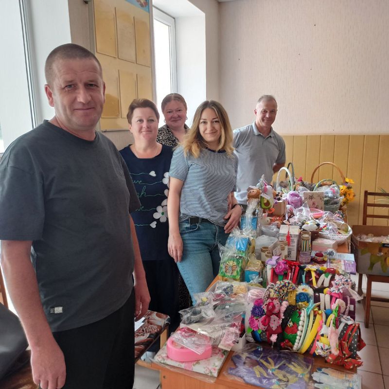 В канун Дня защиты детей на Волновахском железнодорожном узле Железных дорог Новороссии сложилась добрая традиция: председатели первичных профсоюзных организаций РОСПРОФЖЕЛ на железных дорогах Новороссии совместно с... В канун Дня защиты детей на Волновахском железнодорожном узле Железных дорог Новороссии сложилась добрая традиция: председатели первичных профсоюзных организаций РОСПРОФЖЕЛ на железных дорогах Новороссии совместно с...