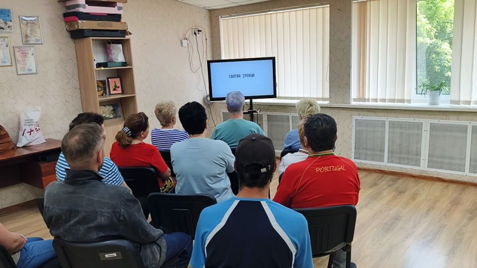 В рамках партийного проекта #КультураМалойРодины 5 июня 2025 года в МБУ "Новотроицкий ДК "Горняк" прошел видеолекторий «Зеленая Троица», посвящённый Дню Святой Троицы В рамках партийного проекта #КультураМалойРодины 5 июня 2025 года в МБУ "Новотроицкий ДК "Горняк" прошел видеолекторий «Зеленая Троица», посвящённый Дню Святой Троицы