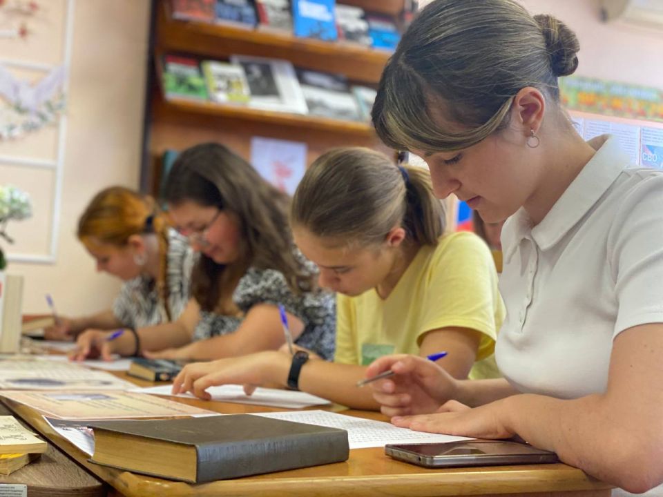 «День Русского Языка». «Берегите наш язык, наш прекрасный русский язык, это клад, это достояние, оставленное нам нашими предшественниками» (И. С. Тургенев) «День Русского Языка». «Берегите наш язык, наш прекрасный русский язык, это клад, это достояние, оставленное нам нашими предшественниками» (И. С. Тургенев)
