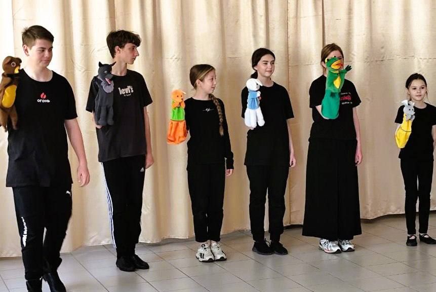 В канун Дня русского языка для воспитанников Волновахской школы №5 был организован творческий час «Шагаем в эпоху грамотеев», в рамках которого был показан интерактивный кукольный спектакль от участников Театра малых форм... В канун Дня русского языка для воспитанников Волновахской школы №5 был организован творческий час «Шагаем в эпоху грамотеев», в рамках которого был показан интерактивный кукольный спектакль от участников Театра малых форм...