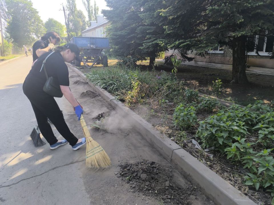 В рамках проведения экологического субботника,на территории поселка Новолуганское, сотрудники Новолуганского территориального сектора, отдела образования и работники дома культуры,провели субботник на улице Ленина В рамках проведения экологического субботника,на территории поселка Новолуганское, сотрудники Новолуганского территориального сектора, отдела образования и работники дома культуры,провели субботник на улице Ленина