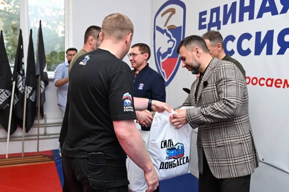 С секретарем Генсовета партии Владимиром Якушевым и Главой ДНР Денисом Пушилиным позвонили Джеффу Монсону прямо из зала его имени в Макеевке С секретарем Генсовета партии Владимиром Якушевым и Главой ДНР Денисом Пушилиным позвонили Джеффу Монсону прямо из зала его имени в Макеевке