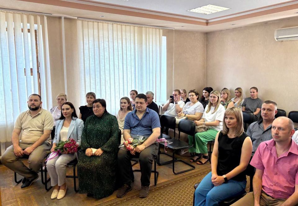 Сегодня, в Управе Ленинского внутригородского района Администрации г.о. Донецк прошла творческая встреча "СВОя история" с поэтом Татьяной Поддубной, приуроченная к Международному дню русского языка Сегодня, в Управе Ленинского внутригородского района Администрации г.о. Донецк прошла творческая встреча "СВОя история" с поэтом Татьяной Поддубной, приуроченная к Международному дню русского языка