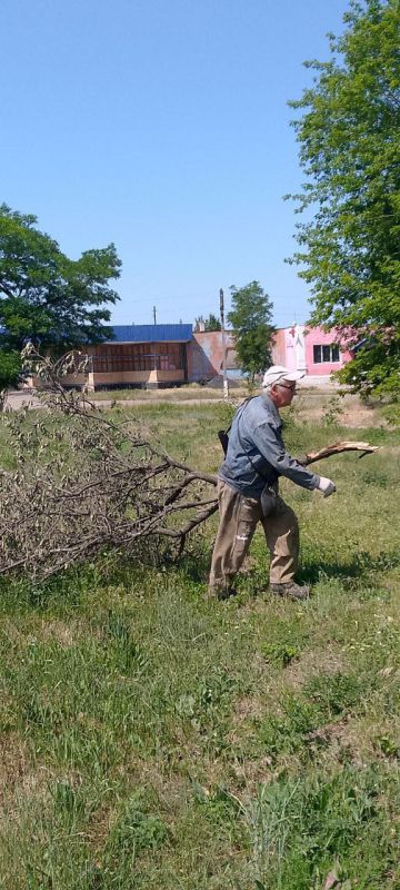 Сегодня в пгт Луганское рамках Всероссийской экологической акции «Марафон зеленых дел» состоялся экологический субботник Сегодня в пгт Луганское рамках Всероссийской экологической акции «Марафон зеленых дел» состоялся экологический субботник