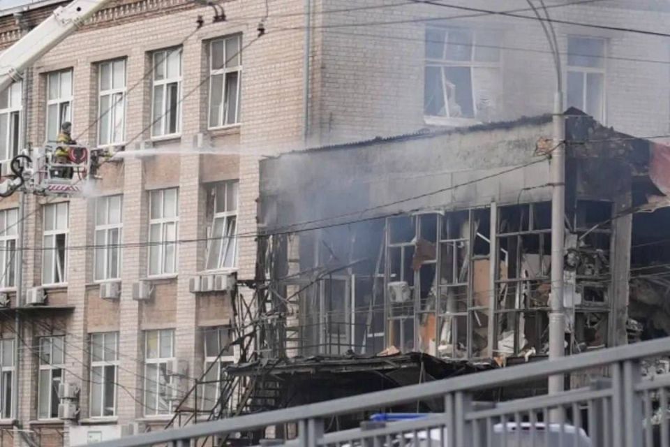 Разрушенное здание и повреждённые железнодорожные пути в Киеве после ночного ракетного удара Разрушенное здание и повреждённые железнодорожные пути в Киеве после ночного ракетного удара