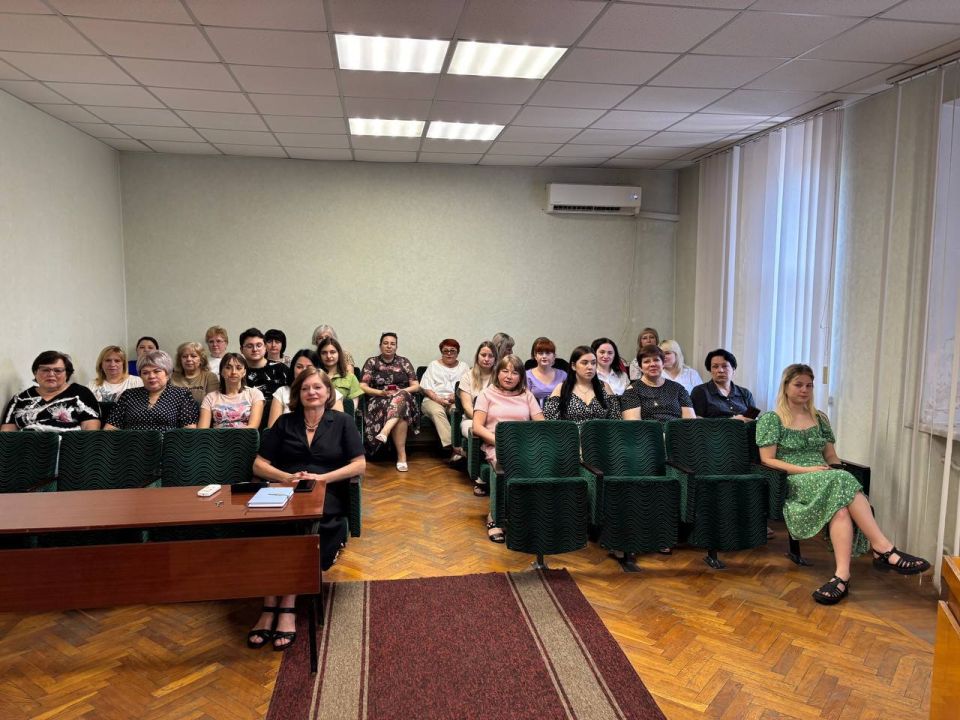 Елена Рязанцева: В преддверии празднования Дня социального работника исполняющий обязанности руководителя Управы Пролетарского внутригородского района Администрации г.о. Донецк Светлана Вирич встретилась с трудовым... Елена Рязанцева: В преддверии празднования Дня социального работника исполняющий обязанности руководителя Управы Пролетарского внутригородского района Администрации г.о. Донецк Светлана Вирич встретилась с трудовым...