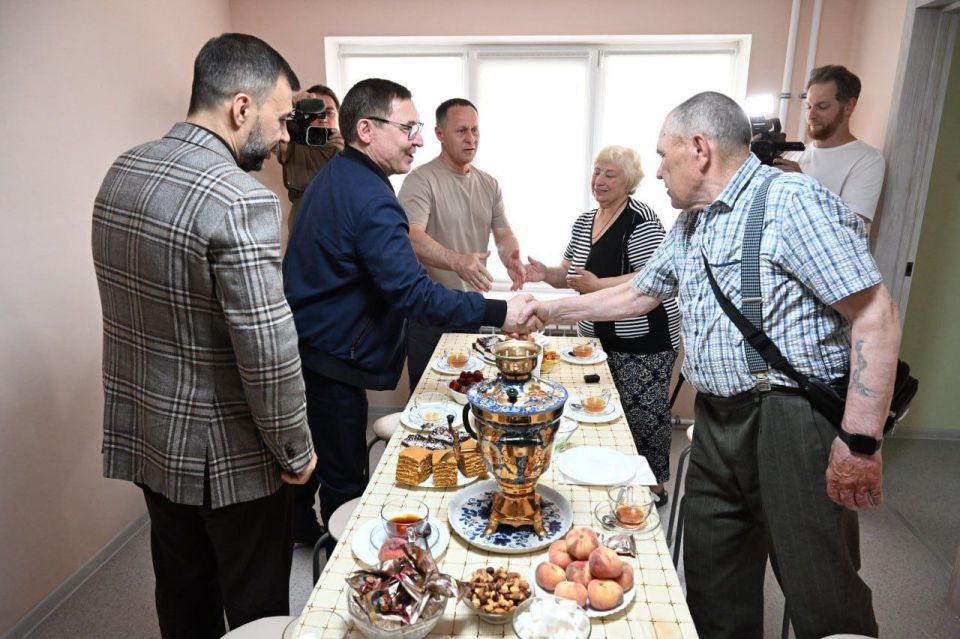 Владимир Якушев и Денис Пушилин вручили ключи от восстановленных квартир жителям Авдеевки Владимир Якушев и Денис Пушилин вручили ключи от восстановленных квартир жителям Авдеевки